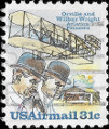 Na potovn znmce jsou vyobrazeni Wilbur a Orvill Wrightovi. Nad nimi let jejich letadlo, v dlce je budova hangru, npis USAirmail 31c a dal
npis, kter bude vidt na nhledu.