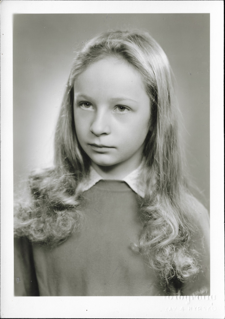 Na ernobl fotografii asi ze 70. let 20. stol. je portrt mlad dvky
      s vlasy dlouhmi pod ramena a v tenkm svetku. Na fotografii je v pravm
      dolnm rohu vytlaeno: fotografia ZAV 4 NRSKO.