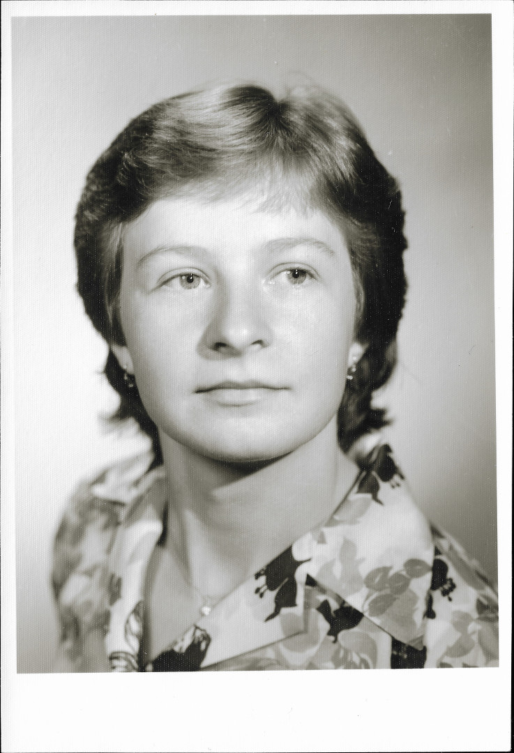 Na ernobl fotografii asi ze 70. let 20. stol. je portrt mlad dvky
      s krtce stienmi vlasy v kvtovan svtl halence. Obliej je fotografovan zepedu.