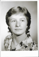 Na ernobl fotografii asi ze 70. let 20. stol. je portrt mlad dvky
            s krtce stienmi vlasy v kvtovan svtl halence. Obliej je fotografovan ze pedu.