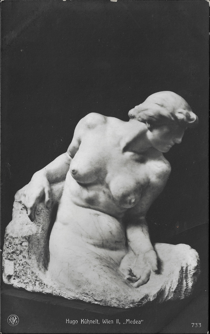 Na pohlednici je socha nah sedc bohyn Medey s viditelnmi prsy. Pi
            tto velikosti fotografie jsou vidt i bradavky.