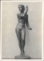 Na ernobl pohlednici sochy je cel nah tanenice. Jsou vidt prsa, pas,
            bin svaly, pupek a Venuin pahorek.