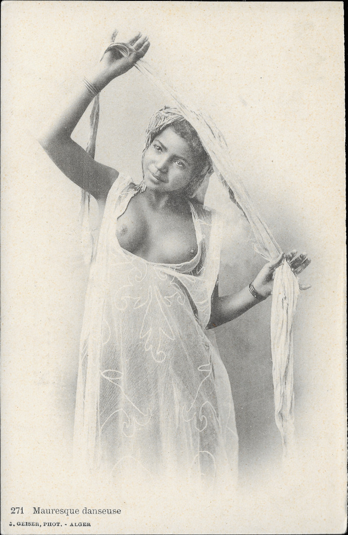 Na ernobl pohlednici je usmvajc se tanenice v zvoji s sten
      odhalenmi pevnmi adry. Na pohlednici je napsno 271 Mauresque danseuse
      J. GEISER, PHOT. - ALGER.