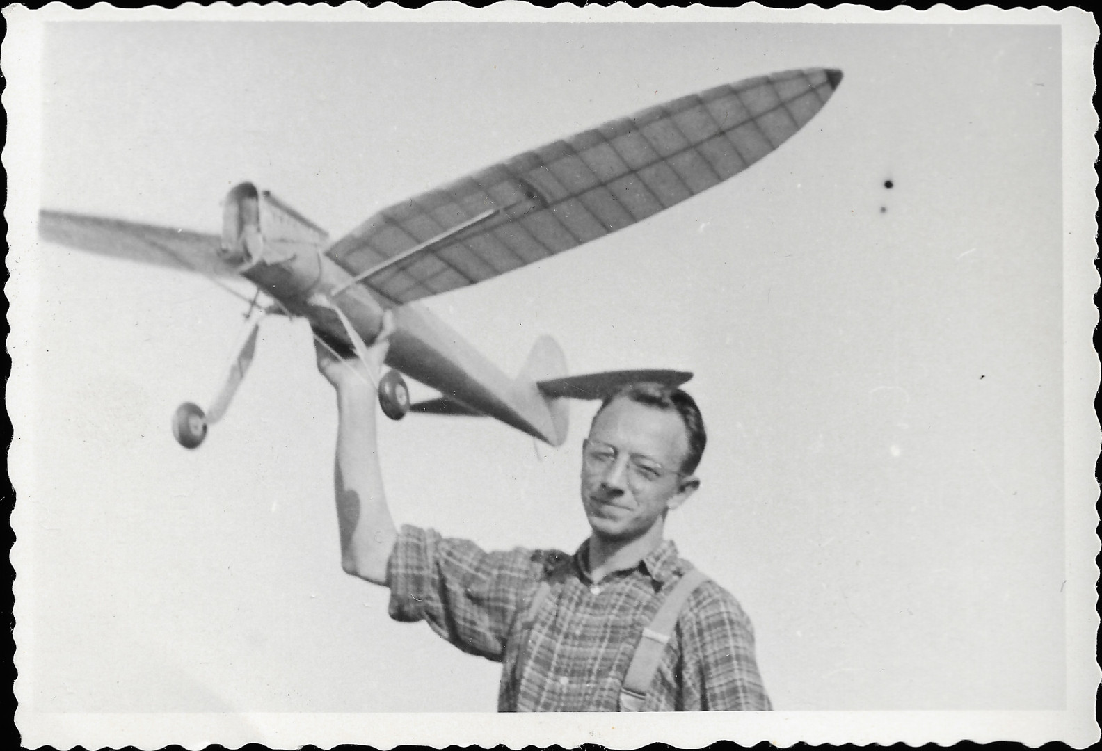 Na ernobl fotografii nevaln kvality je model vypoutjc motorov model letadla.