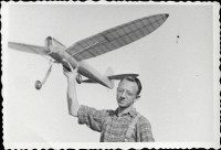 Na ernobl fotografii nevaln kvality je model vypoutjc motorov model letadla.