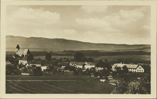 Na lev stran pohlednice je vidt kostel. Za nm jsou kopce.