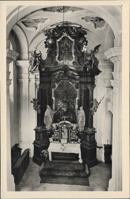 Na pohlednici je vnitek Kaple P. M. Karmelsk kapulov kaple. Vidt je pedevm olt a tak strop.