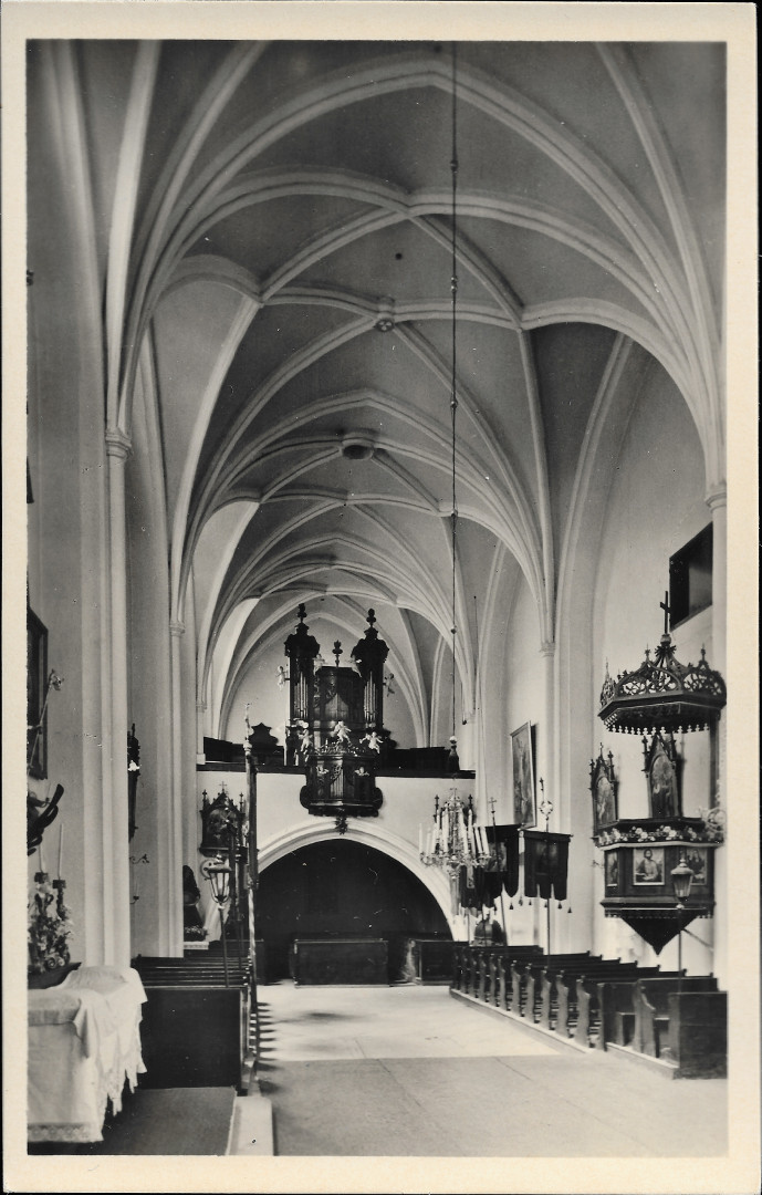 Na fotografii je vidt interir kostela, hvzdicovou klenbu, lavice, kazatelnu a kr s varhanami.
