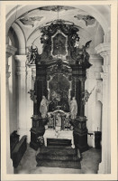 Na pohlednici vnitku kaple Panny Marie Karmelsk je vidt pedevm olt s obrazy.