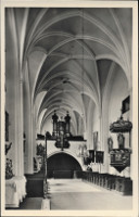 Na fotografii je vidt interir kostela, hvzdicovou klenbu, kazatelnu a kr.