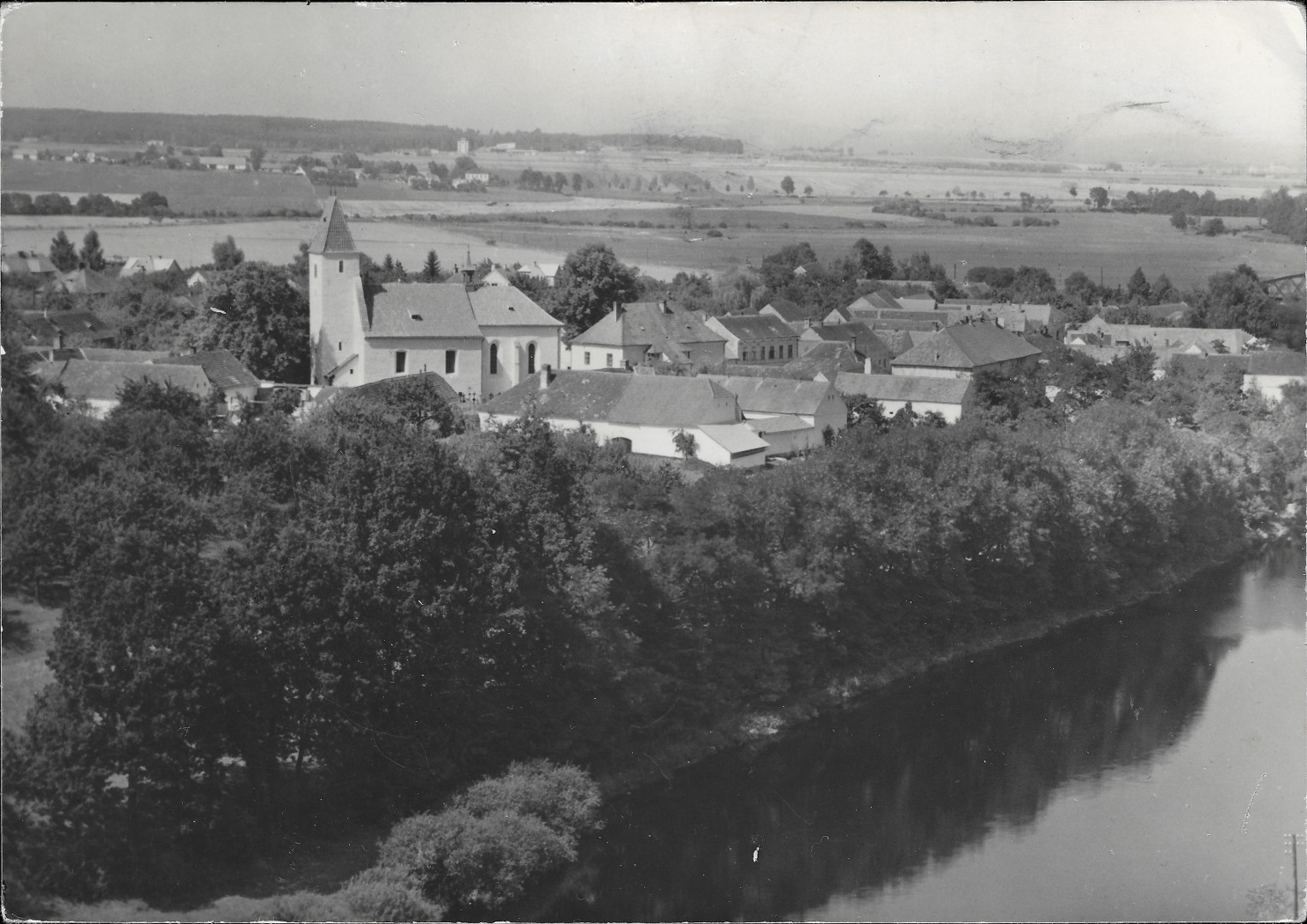 Na pohlednici je st Borova z jihu. V lev polovin je vidt kostel sv. Jakuba Starho. Vpravo dole
      je vidt kousek eky Vltavy.