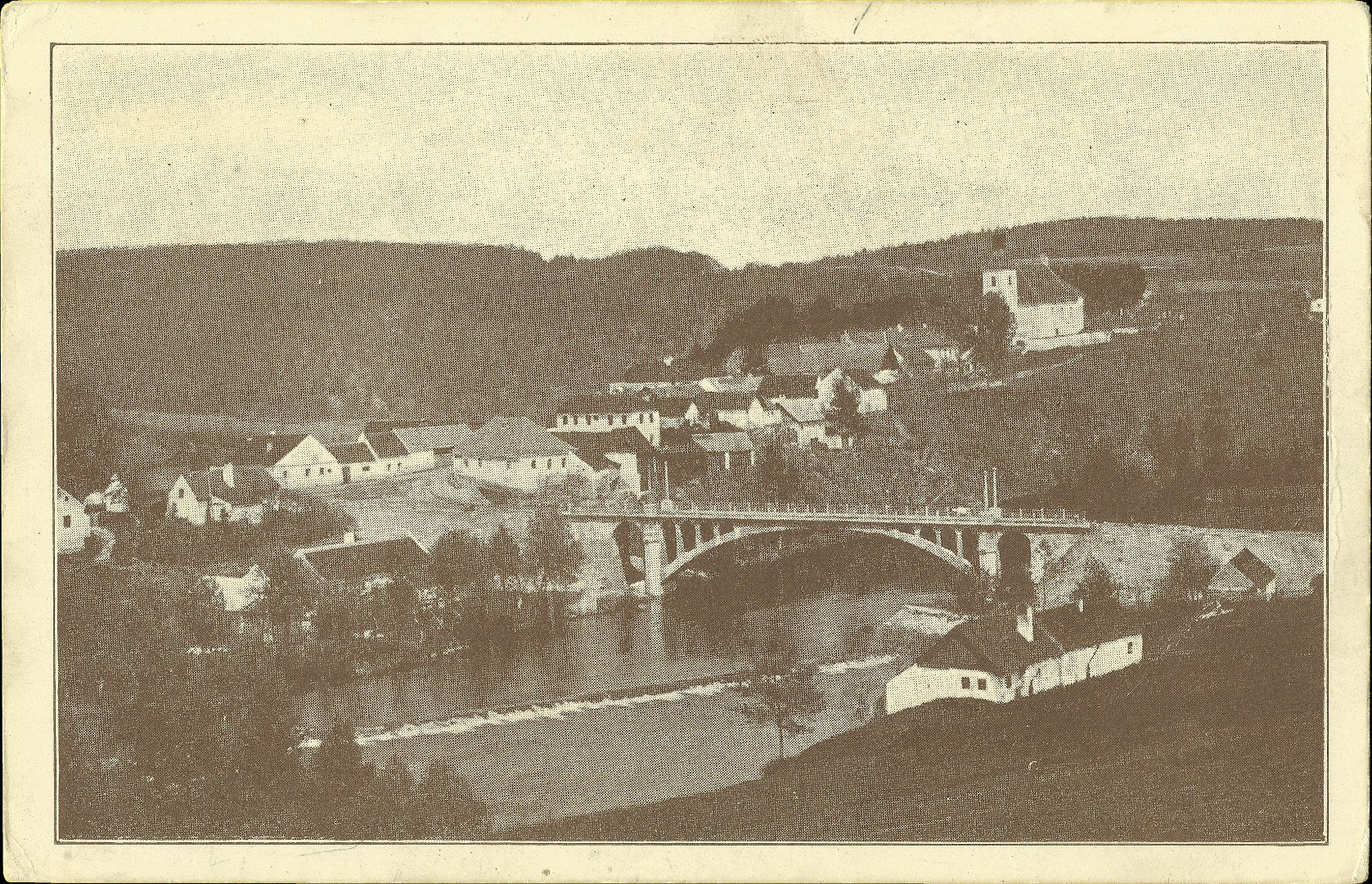 Na nekvalitn pohlednici je vidt Doudleby, kostel sv. Vincence, eku Mali
  a vznamn most pes n.