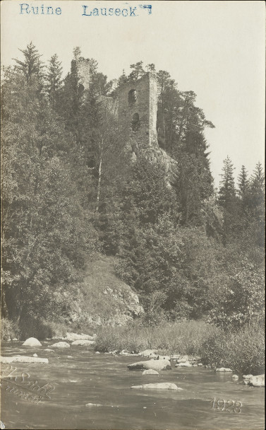 Na pohlednici zceniny hradu Louzek z roku 1923 je na skle nad Mal vidt palc
a vlevo trochu vzadu zbytky ve. Je na n t modr raztko Ruine Lauseck a vytlaeno
J. Seidel a 1923