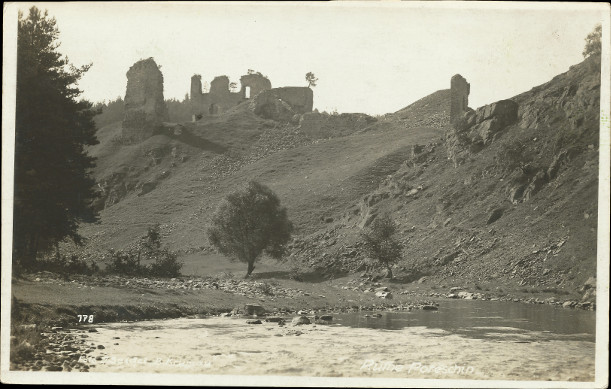 Na pohlednici je npis Ruine Poreschin, je udlna z fotografie od eky
Male. Strn pod hradem nejsou zalesnn.
