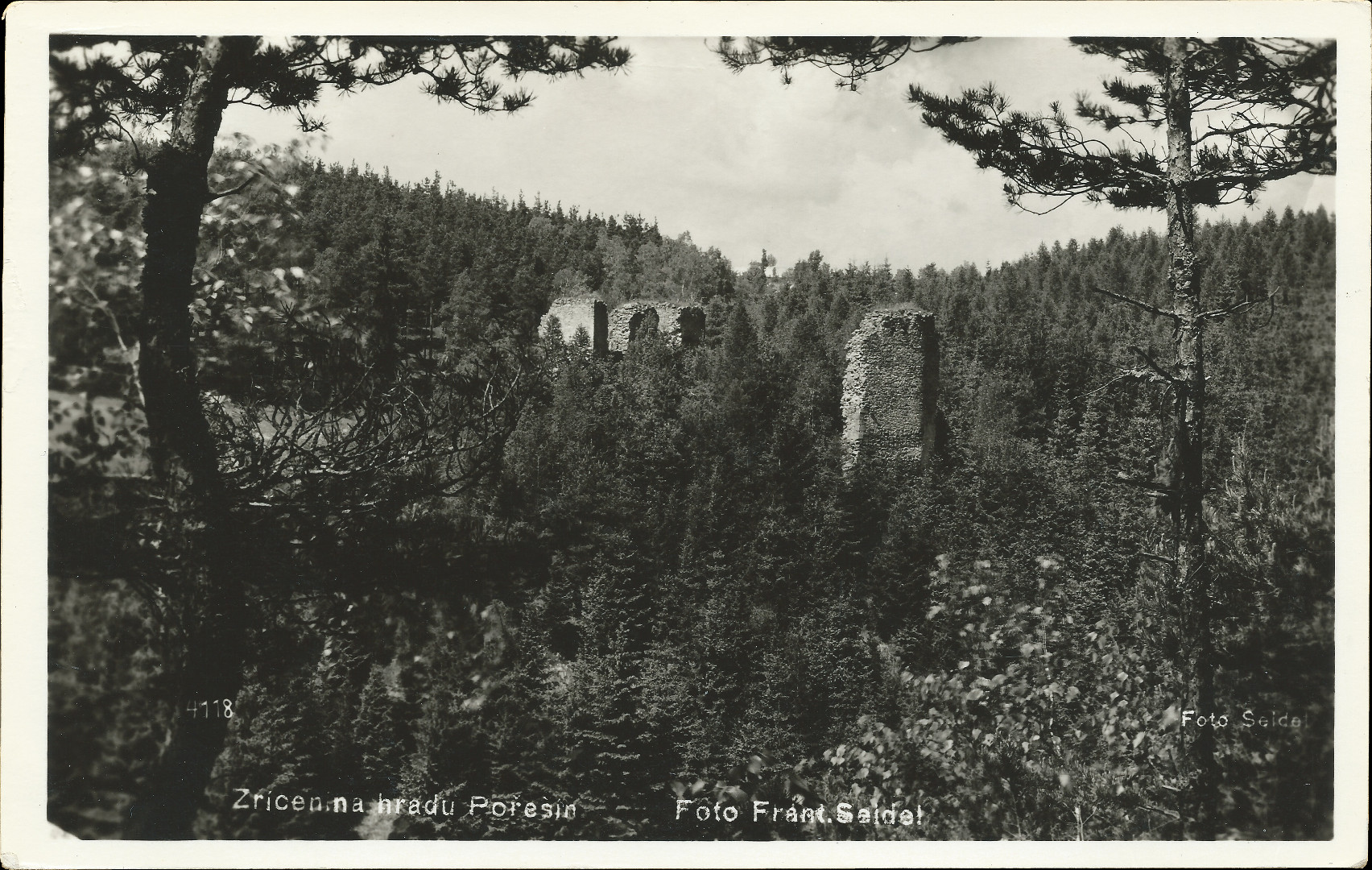 Fotografie byla pozena pes dol eky Male. Je opatena popiskami: Zcenina
  hradu Poen a Foto Frant. Seidel