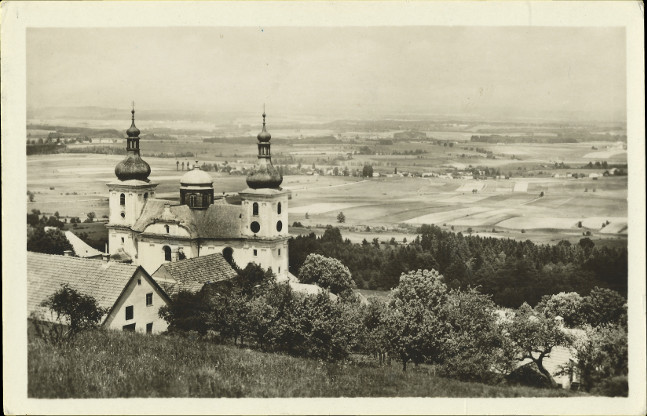 Na ernobl pohlednici malho formtu je vidt z kopce chrm Panny Marie
    Titelky a vhled do krajiny.