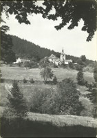 Na pohlednici se nachz obec Hojn Voda na svahu. Je vidt v
            zvonice a les za vesnic.