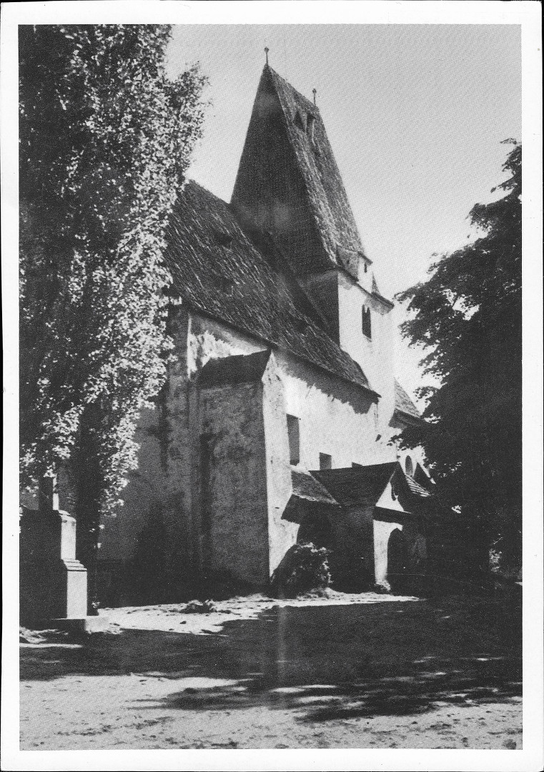 Na fotografii velkho formtu kostel sv. Mikule. Je vidt pvodn romnsk v. Kostel je sten zakryt stromy.
  V je vidt cel.