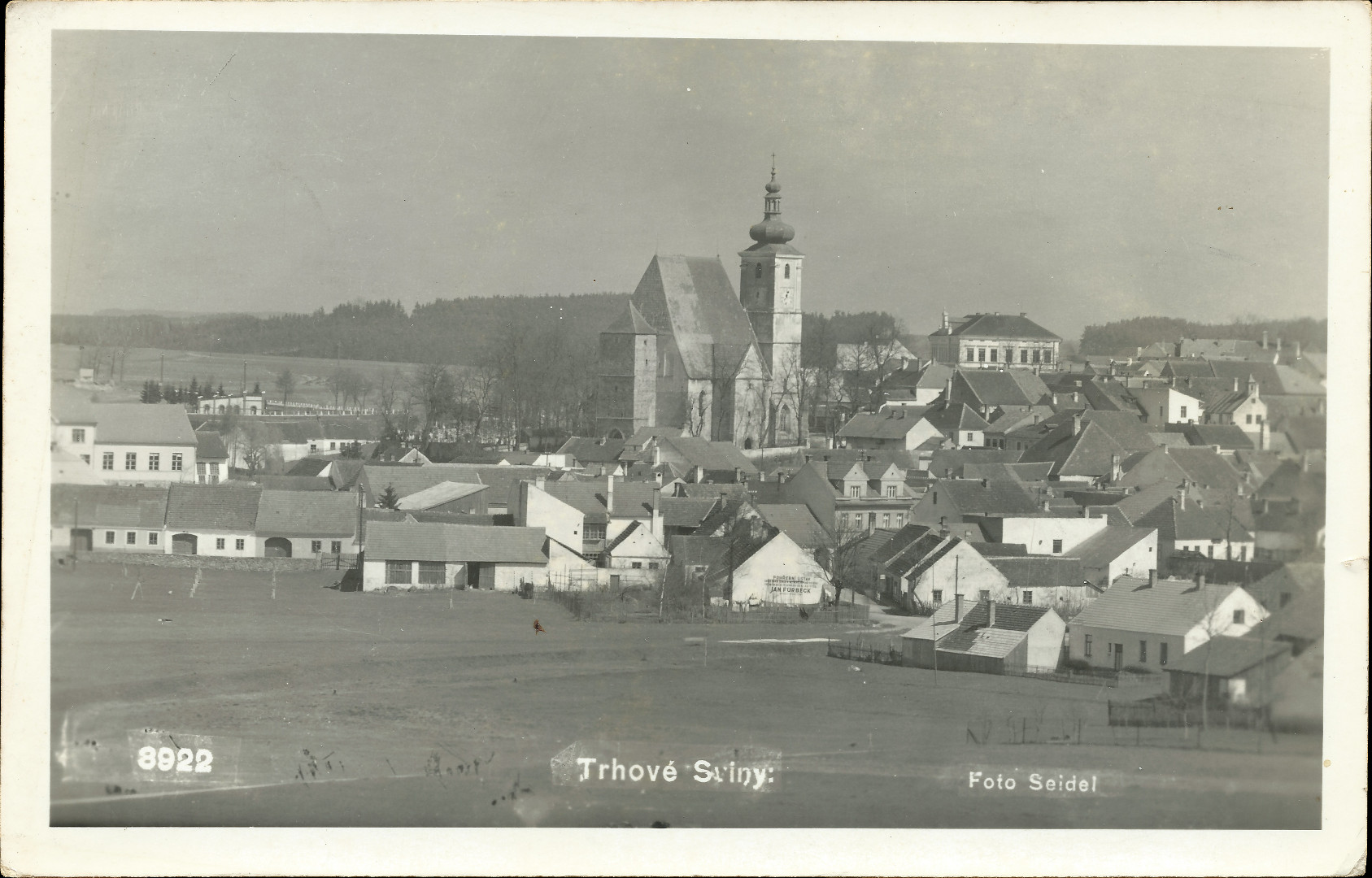 Na pohledu na znanou st Trhovch Svin je uprosted kostel Nanebevzet
  Panny Marie a npisy: Foto Seidel a 8922
