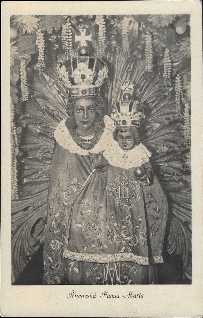 Na ernobl fotografii je soka Panny Marie s Jekem. Oba maj krsn roucha a na hlavch koruny.