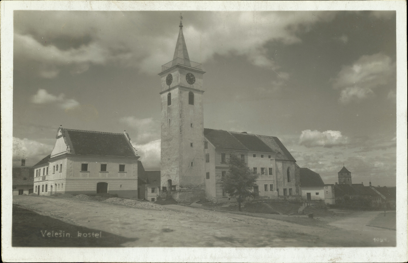 Nm. J. V. Kamarta, radnice, kostel sv. Filipa a Jakuba, v pozad kostel sv. Vclava