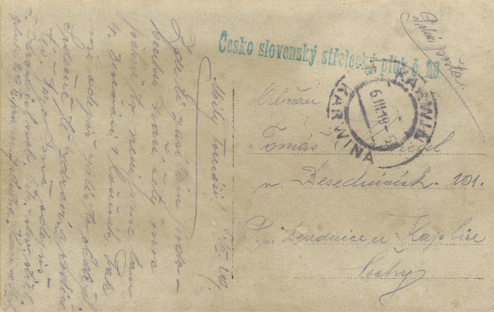 Na tto stran pohlednice je vidt modrozelen
  plukovn raztko s npisem esko slovensk steleck pluk . 29, run npis poln pota a potovn
  raztko s npisy Karwin, Karwina a 6.III.19