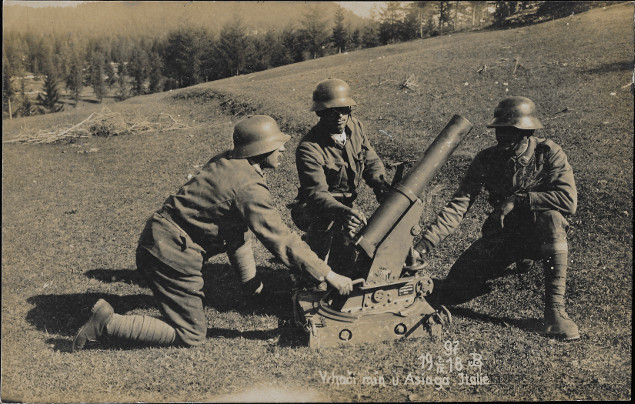 Na propagan fotografii ti vojci v plbch typu Berndorf obsluhuj minomet. Maj uniformy v barv poln 
edi. Doln sti nohou maj kryty ovinkami.
