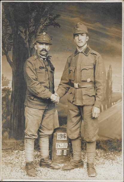 Na fotografii z roku 1916 jsou dva vojci. eta m stojac variantu lmeku a vojn vysok leat lmec s velkmi vlokami. Oba maj ovinky.