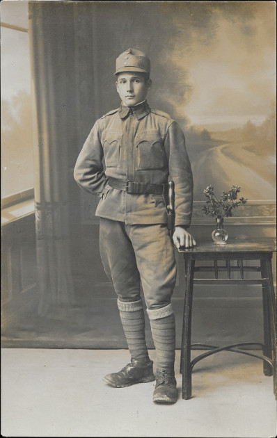 Vojk na fotografii z Tyrolska 1918 m na velkm leatm lmci uniformy v barv poln edi pouze zk prouky ve vlokov barv. Na nohou m od kolenou dolu ovinovaky.