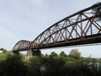 Na zbru fotografie z vletu je star ocelov eleznin most s pilem a kee, jimi prosvt eka Vltava.
          Most je z 19. stolet a je na trati z eskch Budjovic na esk Krumlov a dle na umavu.