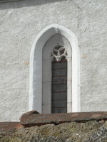 Na zbru fotografie z vletu je vidt pes ze hbitova horn st gotickho okna v presbyti.