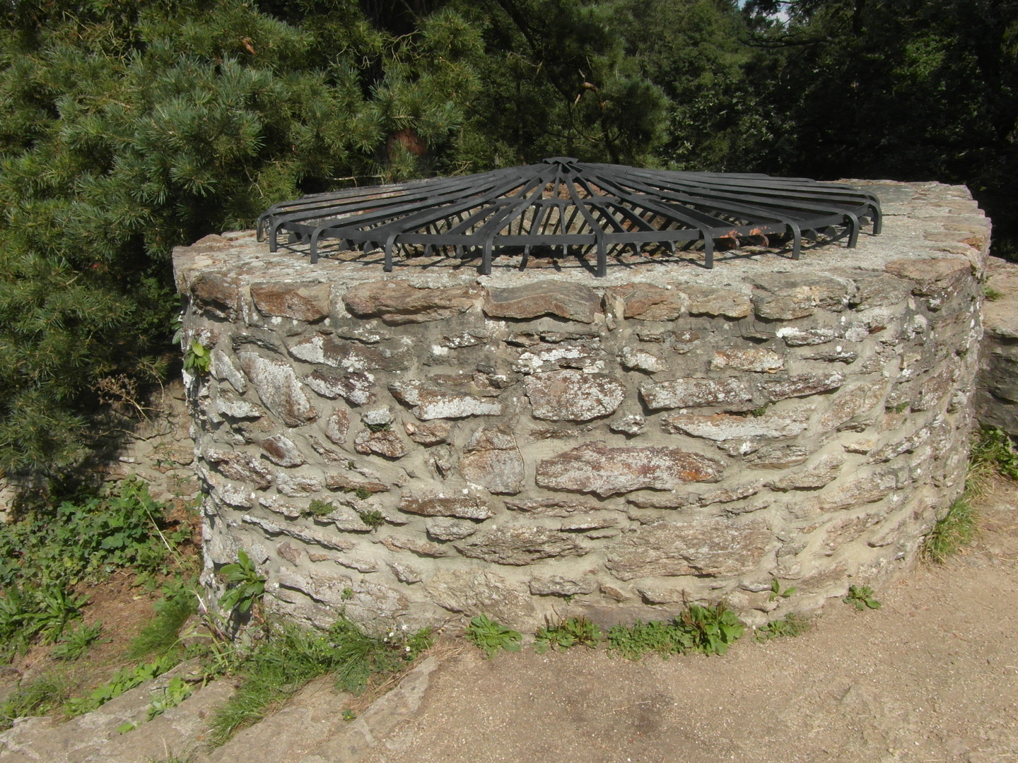 Studna pi severn hradb pedhrad je 18,5 metr 
  hlubok a je pekryta ocelovou m ve tvaru soustednch krunic s loukotmi.