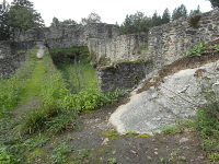 Pohled na jdro hradu pes hospodskou budovu pedhrad