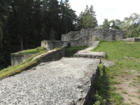 Pes hospodskou budovu je z pedhrad vidt obytn v, hradba a parkn s parknovou zd. Pedhrad nen od jdra hradu oddleno pkopem.