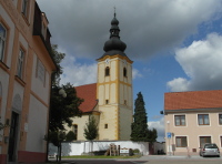 Na fotografii je kostel sv. Vavince zachycen z prostranstv ped kolou.
          Je vidt jihovchodn hrana ve a st lodi kostela. Kostel je omtnut odstny okrov barvy.