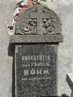 Na fotografii z vletu je jeden ze zachovalch
          pomnk po bvalch obyvatelch. Je na nm npis: Ruhenstatte der Familie Bhm.