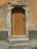 Na fotografii z vletu je mal vchod do kostela
          s renesannm kamennm ostnm.