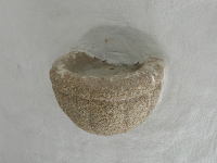 Na fotografii z vletu je kamenn ndoba na svcenou
          vodu na zdi ve vchodu do kostela.