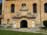 Na fotografii z vletu je st lodi a hlavn 
          vchod do kostela.