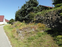 Na fotografii jsou balvany a kamenn ze pi cest nad severn st obce.