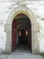 Na fotografii je patrn gotick ostn vchodu do kostela sv. Havla. Otevenmi dvemi je pes m vidt pes cel interir a na olt.