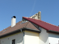 Na fotografii je roh zdi od jihovchodu a jet kousek zdi mezi stechami.