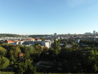 V doln sti zbru jsou Havlkovy sady, za nimi domy a dle k obzoru jednotliv tvrti (panelkov sdlit) msta Prahy.