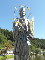 Na most pes Vltavu je socha se svatoz s pti hvzdami. Dr k s Kristem a palmovou
          ratolest.