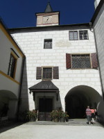 Z renesannho ndvo je vidt men obran v s hodinami, brna do hradu
          a dal vchod do objektu.
