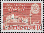 Na erven znmce Dnska o nominln hodnot 30 je vyobrazen telegrafn pstroj. Zeteln vystupuje kotou
s paprovou pskou na zpis pijmanch znak. Krabice galvanomru a telegrafn kl.. Na znmce jsou npisy: POST
DANMARK30 a DEN DANSKE STATSTELEGRAF 1854  1954.