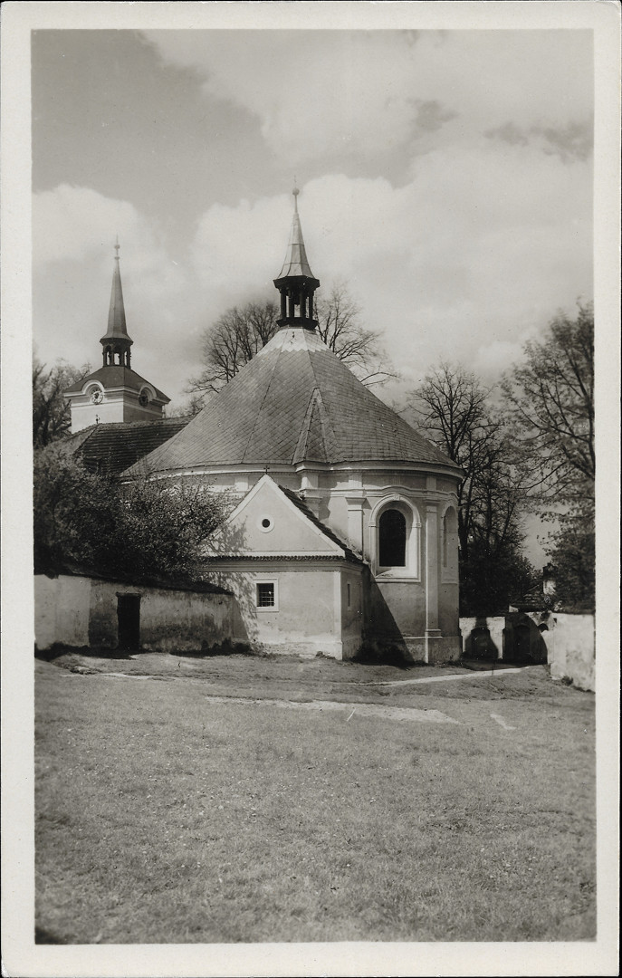 Na ernobl fotopohlednici je barokn rotunda s malm pstavkem. Na vrcholu rotundy je vika. Na pstavek je napojena zdka. Za n jsou stromy.
  Ped tm je louka, na jej opan stran je tak zdka. V pozad vynv v.