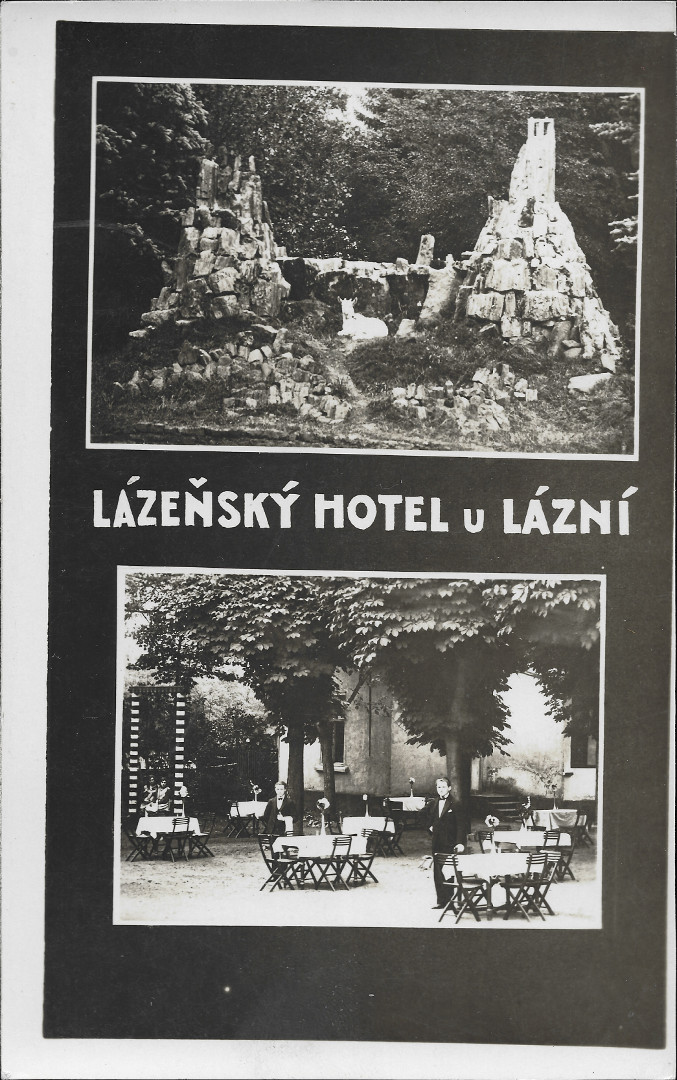 Na vce oknkov ernobl pohlednici jsou dv oknka nad sebou. Jsou oddlena npisem LZESK HOTEL u LZN. V hornm oknku je vidt dvojit 
zd propojen skalka sestaven z kamen. V zadn sti jsou skalky propojeny zdkou. Ped zdkou sed kzle. Na vrcholech skalky to vypad, jakoby 
tam byly dv viky. Ped skalkami jsou dv hromdky kamen. Za skalkami je park nebo les. V dolnm oknku jsou ped budovou pod stromy stoly s idlemi. 
U dvou stol stoj pipraven nci. Vlevo jsou jaksi dva pruhovan sloupy. Mezi nimi jsou dv servrky.