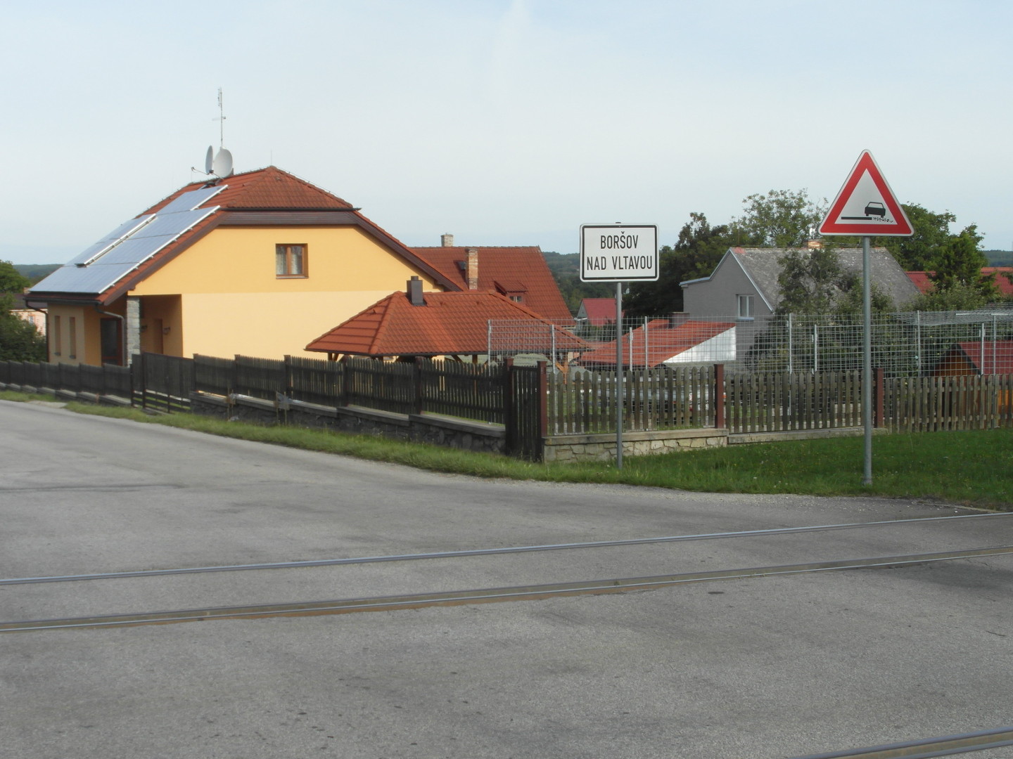 Na zbru fotografie z vletu je zatek obce Borov. Jsou vidt koleje dvojkolejn trati vedouc z eskch Budjovic
       do Lince. Kousek nalevo je eleznin stanice Veln. Koleje toti oddluj Velnou od Borova. Za kolejemi jsou dopravn
       znaky potek obce (Borov nad Vltavou) a nebezpen krajnice. Dle pokrauj domy. U silnice je okrov dm s pstekem
      pro auta a slunenmi kolektory.