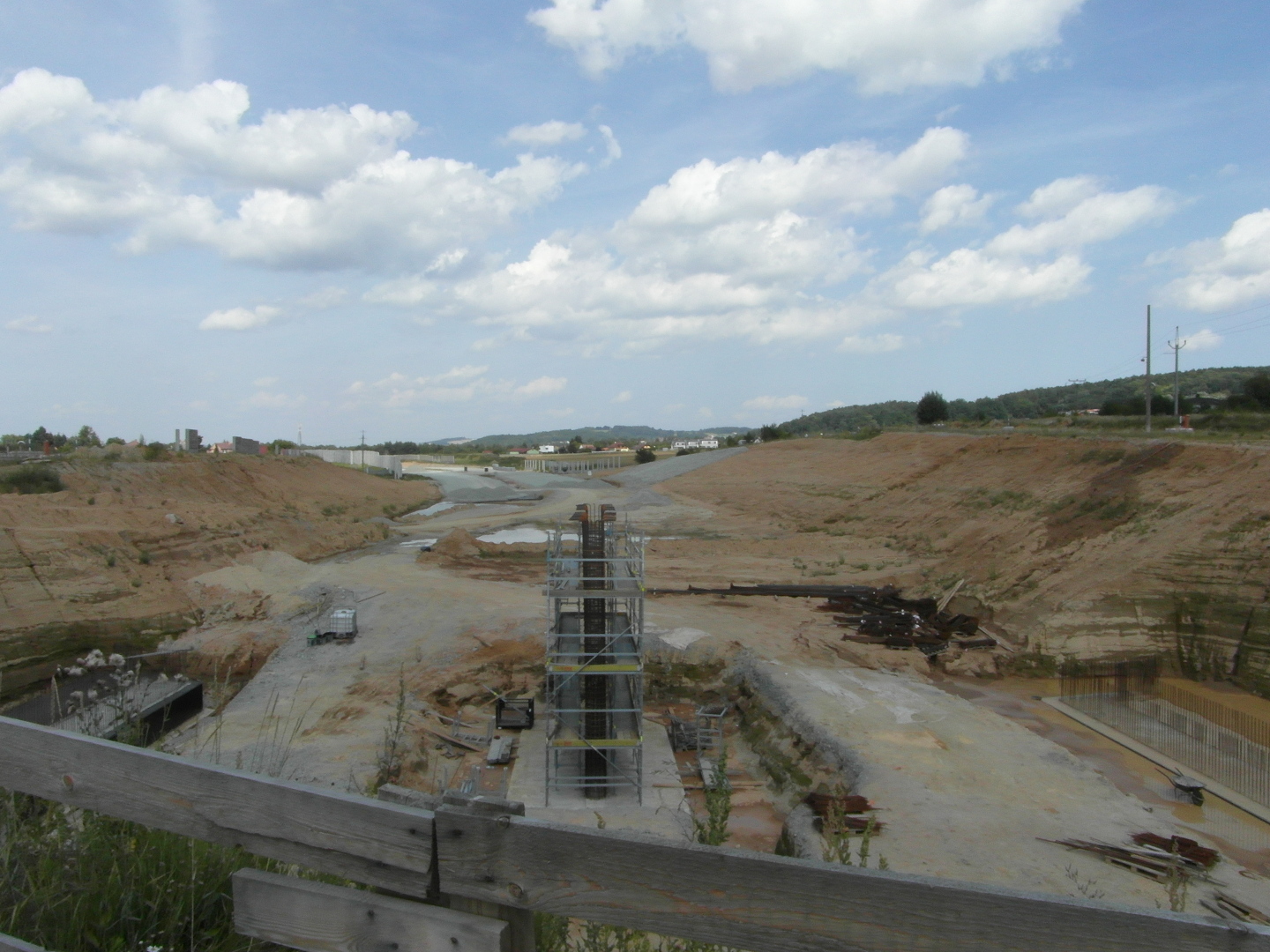 Na fotografii z vletu vidt stavenit. Dlnice bude v tomto mst pod rovn krajiny. Je vidt hlna,
      kalue, kamen, beton a leen i trochu krajiny.